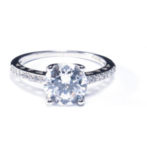 Bagues de fiançailles avec des diamants dans l’anneau